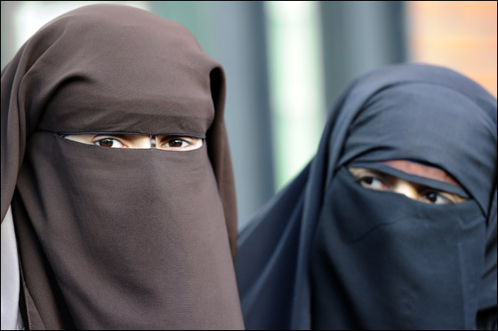 اول مسلمة تواجه السجن لعامين في فرنسا لرفضها خلع النقاب!  صورة رقم 7