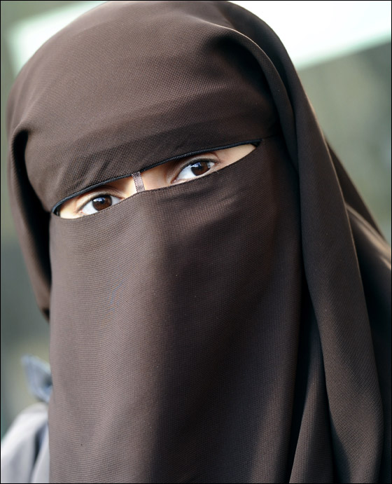 اول مسلمة تواجه السجن لعامين في فرنسا لرفضها خلع النقاب!  صورة رقم 12