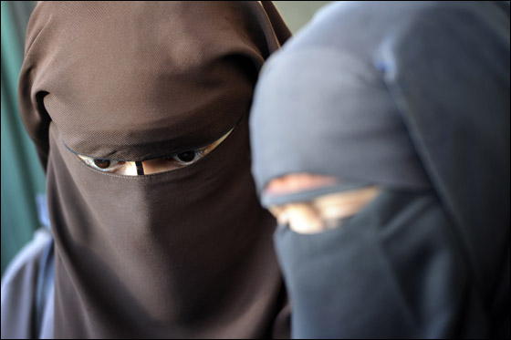 اول مسلمة تواجه السجن لعامين في فرنسا لرفضها خلع النقاب!  صورة رقم 14