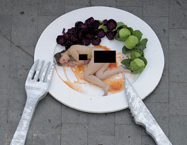 وجبة بشرية ساخنة في اسبانيا احتجاجا على اكل اللحوم صورة رقم 1 وجبة بشرية ساخنة في اسبانيا احتجاجا على اكل اللحوم صورة رقم 1