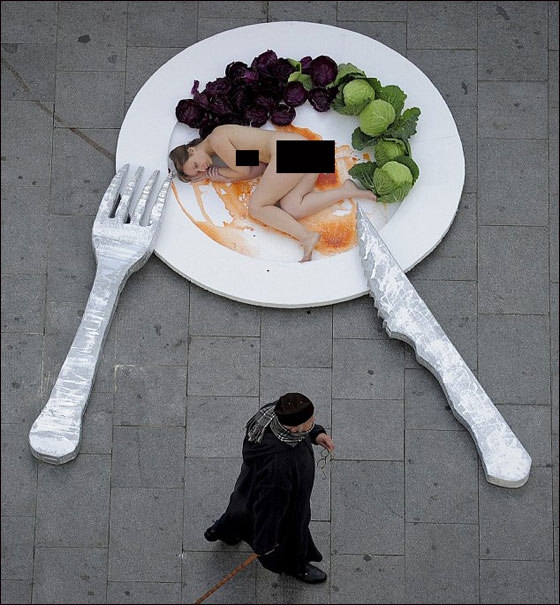 وجبة بشرية ساخنة في اسبانيا احتجاجا على اكل اللحوم صورة رقم 4 وجبة بشرية ساخنة في اسبانيا احتجاجا على اكل اللحوم صورة رقم 4