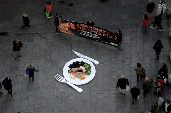 وجبة بشرية ساخنة في اسبانيا احتجاجا على اكل اللحوم صورة رقم 5 وجبة بشرية ساخنة في اسبانيا احتجاجا على اكل اللحوم صورة رقم 5