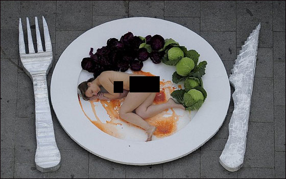 وجبة بشرية ساخنة في اسبانيا احتجاجا على اكل اللحوم صورة رقم 2 وجبة بشرية ساخنة في اسبانيا احتجاجا على اكل اللحوم صورة رقم 2