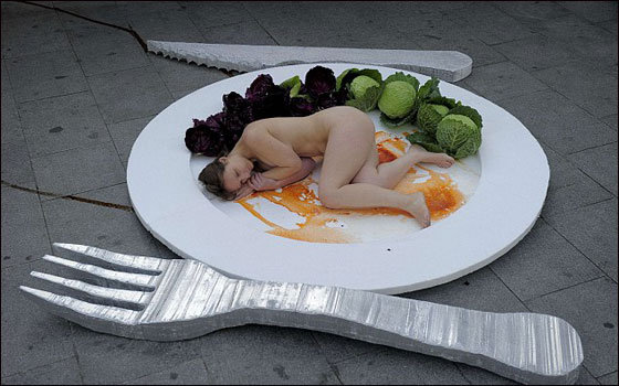 وجبة بشرية ساخنة في اسبانيا احتجاجا على اكل اللحوم صورة رقم 3 وجبة بشرية ساخنة في اسبانيا احتجاجا على اكل اللحوم صورة رقم 3