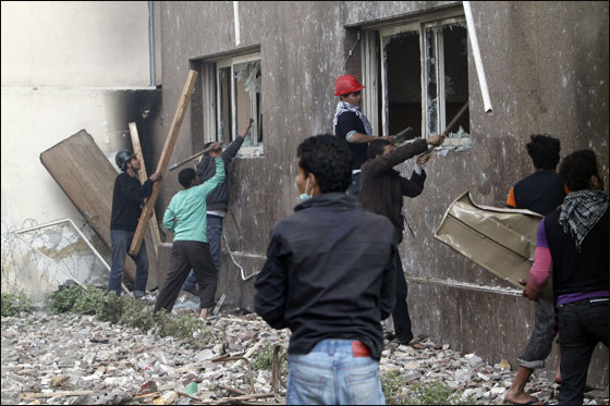 امتداد المظاهرات في مصر اسفر عن مقتل شخصين و222 جريح!  صورة رقم 5