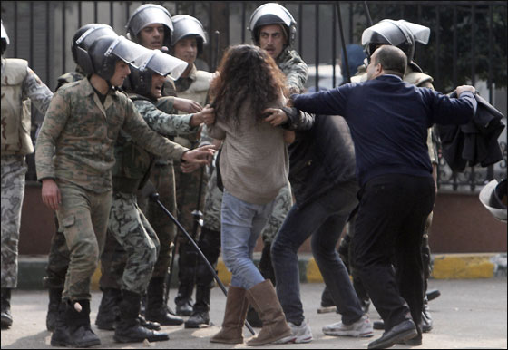 امتداد المظاهرات في مصر اسفر عن مقتل شخصين و222 جريح!  صورة رقم 9