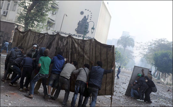 امتداد المظاهرات في مصر اسفر عن مقتل شخصين و222 جريح!  صورة رقم 8