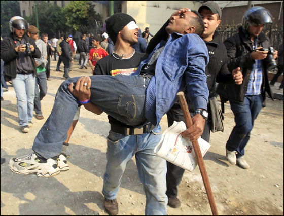 امتداد المظاهرات في مصر اسفر عن مقتل شخصين و222 جريح!  صورة رقم 11