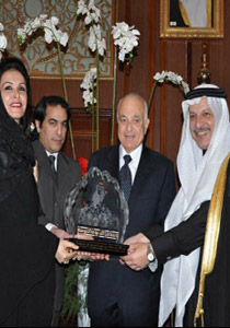 الملك عبدالله بن عبدالعزيز يحصد وسام الابوة العربية! صورة رقم 1