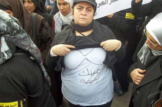 مصرية تتضامن مع الفتاة المسحولة برسم حمالة صدر على ملابسها صورة رقم 1