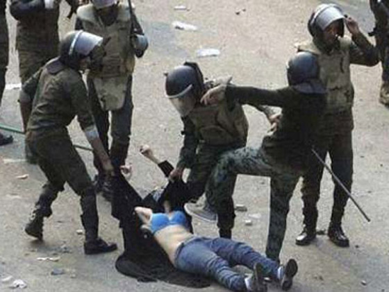 مصرية تتضامن مع الفتاة المسحولة برسم حمالة صدر على ملابسها صورة رقم 2