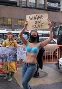 امريكية تعرت امام السفارة المصرية تضامنا مع الفتاة المسحولة! صورة رقم 1