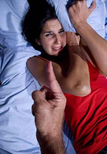 ارتبك بليلة الدخلة ففض بكارة زوجته بعصا خشبية!!  صورة رقم 1