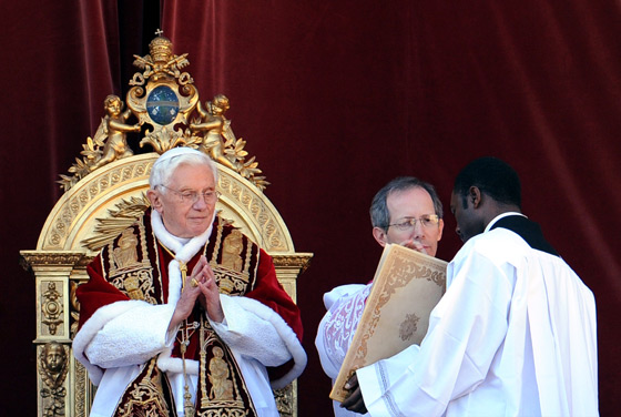 البابا يدعو للابتعاد عن 