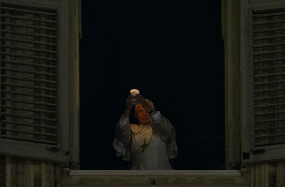 البابا يدعو للابتعاد عن 