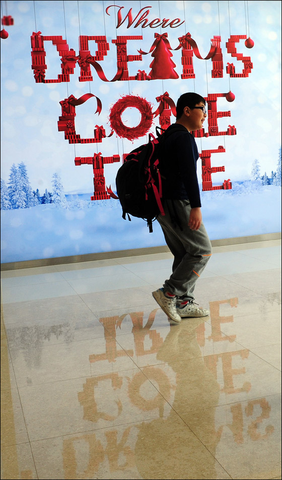 العالم يحتفل بالميلاد المجيد.. وصور تعكس اجواء العيد  صورة رقم 19