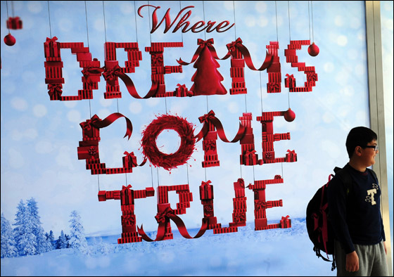 العالم يحتفل بالميلاد المجيد.. وصور تعكس اجواء العيد  صورة رقم 33