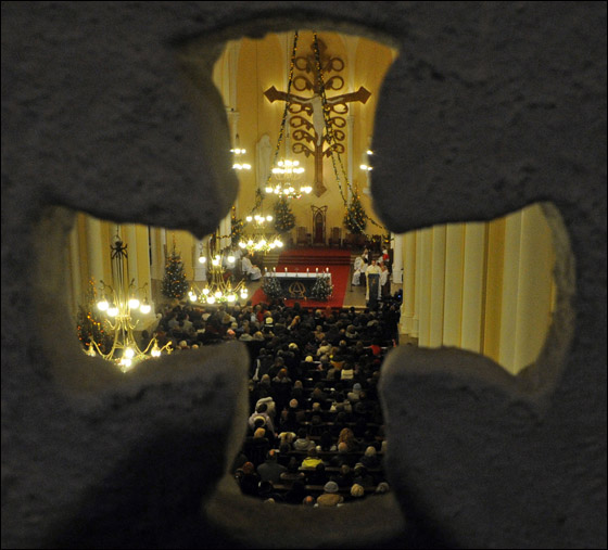 العالم يحتفل بالميلاد المجيد.. وصور تعكس اجواء العيد  صورة رقم 58