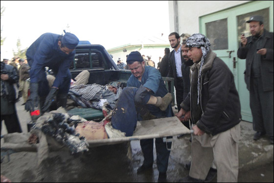انتحاري يتسبب بمقتل 9 اشخاص وعضو برلمان في جنازة بافغانستان صورة رقم 2