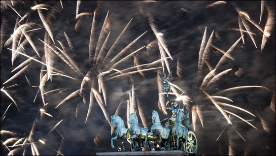 بالصور.. العالم يستقبل 2012 باحتفالات صاخبة وبهجة  صورة رقم 39