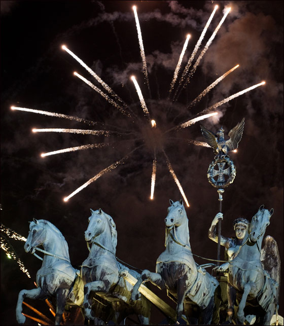 بالصور.. العالم يستقبل 2012 باحتفالات صاخبة وبهجة  صورة رقم 40