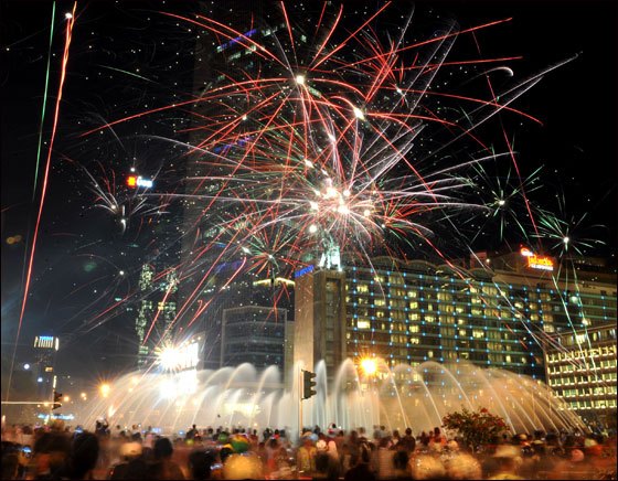 بالصور.. العالم يستقبل 2012 باحتفالات صاخبة وبهجة  صورة رقم 71