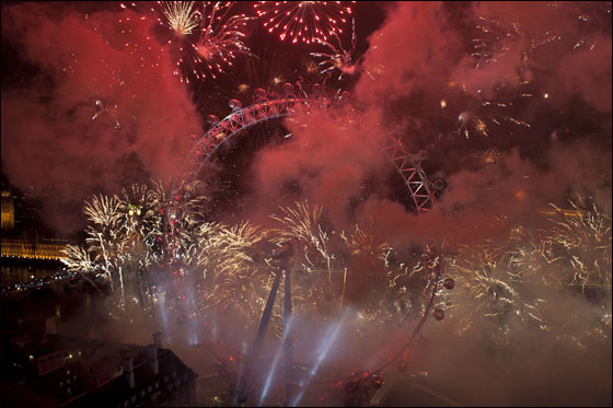 بالصور.. العالم يستقبل 2012 باحتفالات صاخبة وبهجة  صورة رقم 54