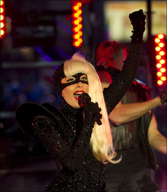 بالصور.. العالم يستقبل 2012 باحتفالات صاخبة وبهجة  صورة رقم 79