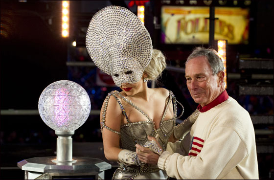 بالصور.. العالم يستقبل 2012 باحتفالات صاخبة وبهجة  صورة رقم 98