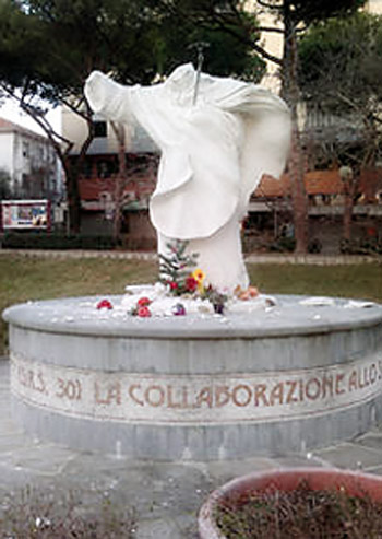 ايطاليا: تحطيم تمثال البابا يوحنا بولس الثاني ليلة راس السنة! صورة رقم 1