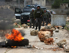 متطرفون اضرموا النار بسيارتين وخطوا شعارات معادية للعرب صورة رقم 1