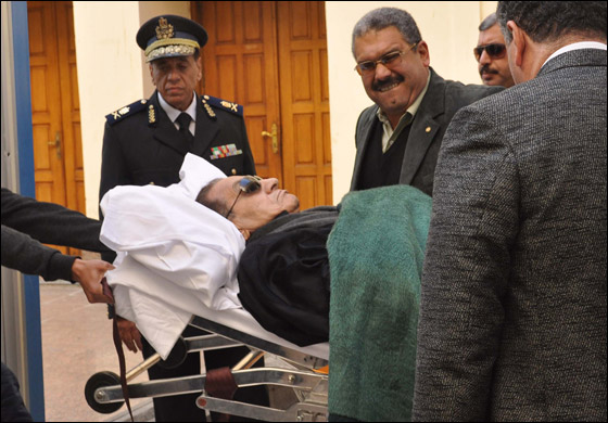 مبارك يبكي بشدة ويتهم الضباط باساءة معاملته!  صورة رقم 2