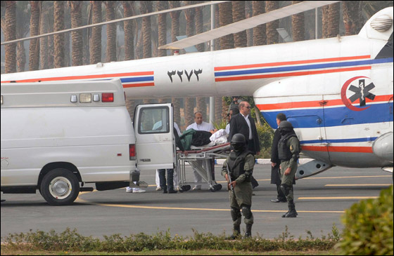 مبارك يبكي بشدة ويتهم الضباط باساءة معاملته!  صورة رقم 4