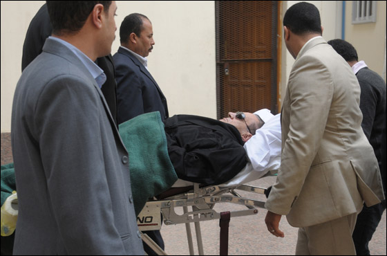 مبارك يبكي بشدة ويتهم الضباط باساءة معاملته!  صورة رقم 8