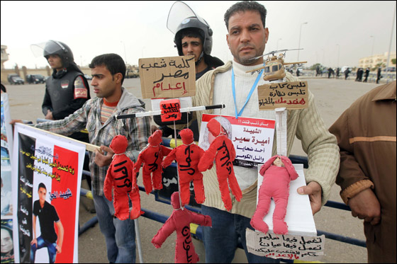 مبارك يبكي بشدة ويتهم الضباط باساءة معاملته!  صورة رقم 3