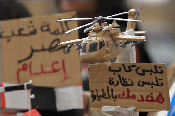 مبارك يبكي بشدة ويتهم الضباط باساءة معاملته!  صورة رقم 1