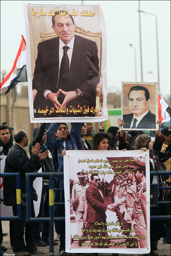 مبارك يبكي بشدة ويتهم الضباط باساءة معاملته!  صورة رقم 5