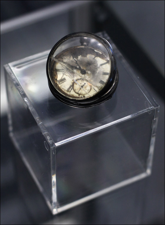 بالصور.. بيع قطع سفينة 