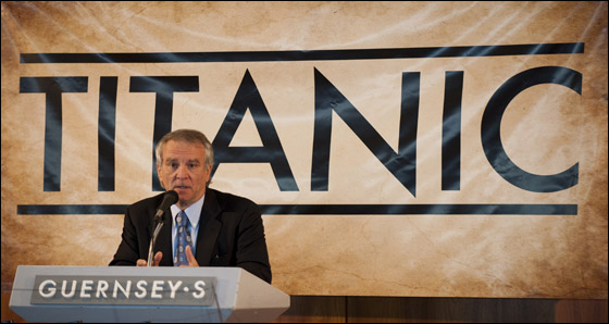 بالصور.. بيع قطع سفينة 