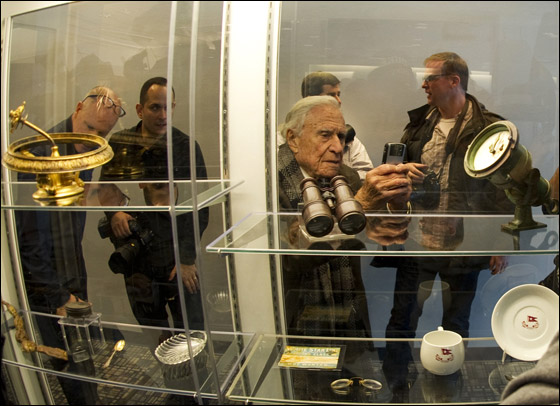 بالصور.. بيع قطع سفينة 