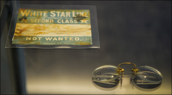 بالصور.. بيع قطع سفينة 