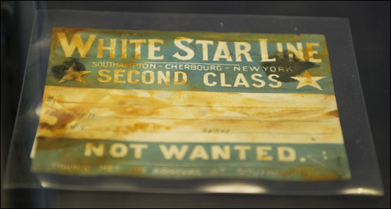 بالصور.. بيع قطع سفينة 