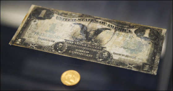 بالصور.. بيع قطع سفينة 