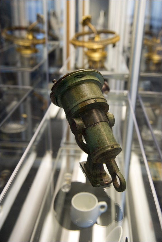 بالصور.. بيع قطع سفينة 