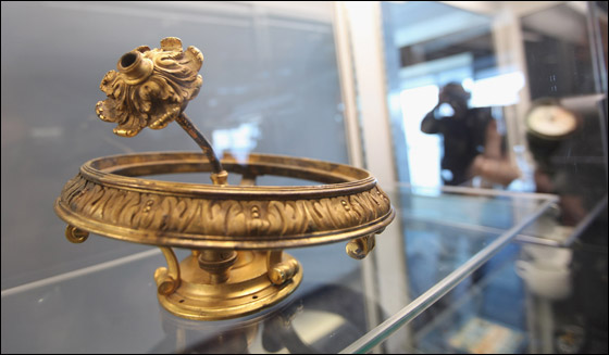 بالصور.. بيع قطع سفينة 