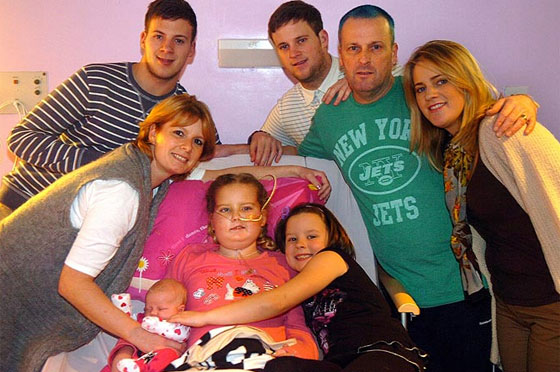 سرّعت ولادتها ليتسنى لابنتها المريضة رؤية شقيقتها قبل موتها! صورة رقم 4