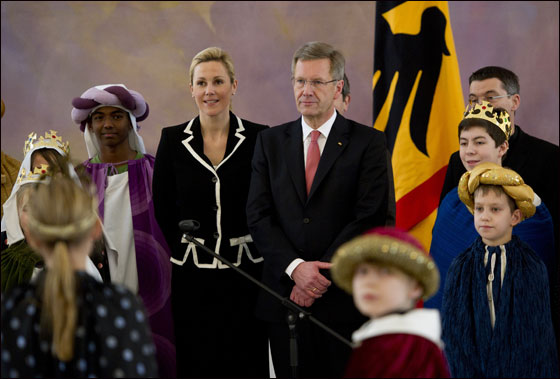 بالصور.. العالم يحتفل بعيد الغطاس بصلاة ومنافسات متنوعة!!  صورة رقم 3