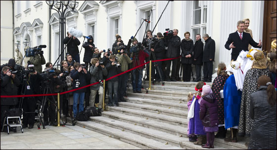 بالصور.. العالم يحتفل بعيد الغطاس بصلاة ومنافسات متنوعة!!  صورة رقم 8