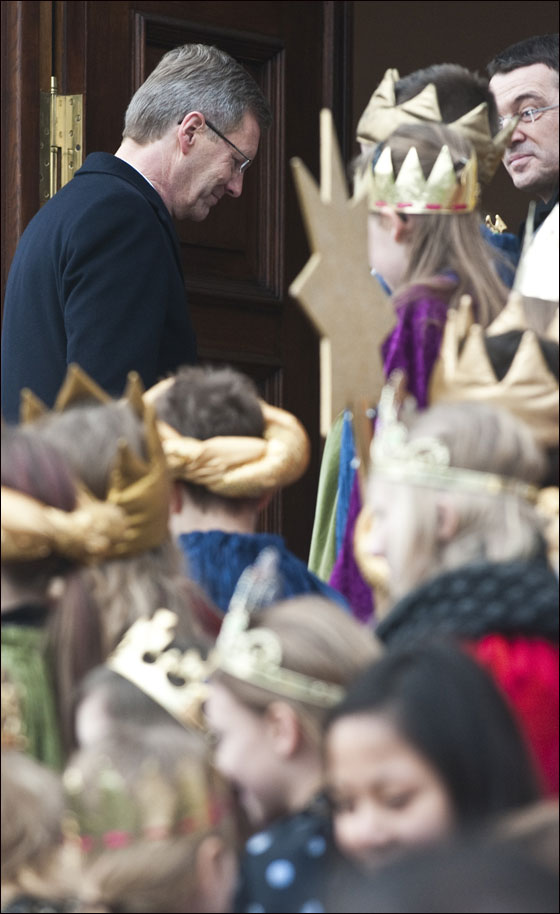 بالصور.. العالم يحتفل بعيد الغطاس بصلاة ومنافسات متنوعة!!  صورة رقم 10