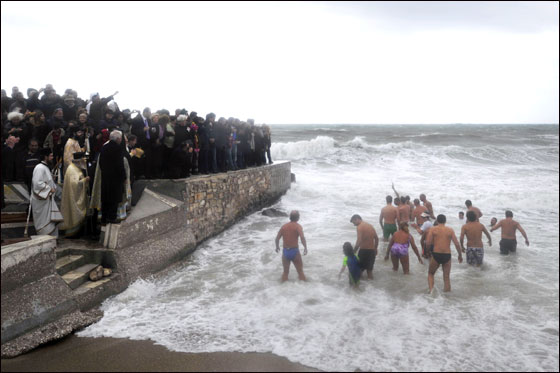 بالصور.. العالم يحتفل بعيد الغطاس بصلاة ومنافسات متنوعة!!  صورة رقم 13